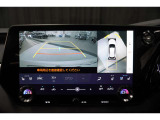 上から車両を見下ろしたような映像をナビゲーション画面に表示する「パノラミックビューモニター(床下透過表示機能付き)も搭載しています。