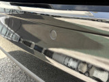 リヤバンパーには障害物センサーが標準装備されています。障害物の接近を警報音とディスプレイ表示で知らせます。