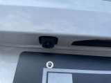 【バックカメラ】後退時に車両後方の映像をモニターに映す機能。目視できない死角を確認でき、衝突事故を防ぎます。駐車が苦手な方だけでなく全てのドライバーに必須の安全装備です。