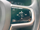【ステアリングスイッチ】運転中、前方から目線をそらさずにオーディオ等の操作ができるよう、適切に配置されたスイッチ類。安心&快適なドライブを演出してくれる便利な機能です。