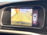 【パークアシスト・カメラ】駐車時に後方がリアルタイム映像で確認できます。大型商業施設や立体駐車場での駐車時や、夜間のバック時に大活躍!運転スキルに関わらず、今や必須となった装備のひとつです!