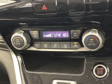 オートエアコンは温度を設定するだけで、自動で風量などを設定してくれます。運転しながら操作も必要ないので、安全性も向上します。