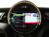 8.8インチ純正タッチパネルHDDナビ。バックカメラの映像は鮮明です。障害物センサーは音と画面上のグラフィックで確認できます。