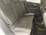 後席は足元もうまくスペースを作り、座りやすく広く感じて頂ける設計となっております。