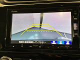 リバースギアに入れるだけで後方の表示へ切り替わります。夜間や雨の日の駐車も楽になりますよ。