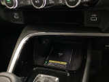 ワイヤレス充電器搭載でスマートフォンを置くだけで充電可能。ケーブルをつなぐ煩わしさがありません。