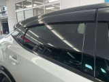 純正プラスチックバイザーが付いています。雨の日でも車内の換気が出来ます。