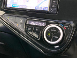 【オートエアコン】一度お好みの温度に設定すれば、車内の温度を検知し風量や温度を自動で調整。暑い&hellip;寒い&hellip;と何度もスイッチ操作をする必要はありません。快適な車内空間には必須の機能ですね♪