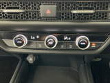 【左右独立オートエアコン】左右席で独立温度コントロールが可能です。運転席はキンキンに冷やして助手席はマイルドにと言った設定が可能です☆暑さ寒さでケンカすることもなくなりますね♪