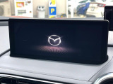 【マツダコネクト】車内の雰囲気にマッチした一体型タイプのディスプレイ。各種車輌設定やBluetooth再生等、様々な機能が楽しめます。専用SDカードのご購入で、ナビ機能も使用出来ます。