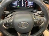 オーディオや運転支援機能などを手元で操作できるステアリングスイッチ。操作時の視線移動が少なく、安全にも貢献します。