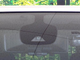 【インテリジェントエマージェンシーブレーキ】フロントカメラで前方の車両や歩行者を検知。衝突しそうな時は衝突被害軽減ブレーキが作動、衝突回避をサポート。より安全にドライブをお楽しみいただけます。