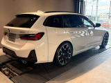 【BMWの伝統-3】BMWのお車は、&ldquo;駆け抜ける歓び&rdquo;を体現しております。走行の安定性とコーナリングの良さを追求し、思い通りにハンドルの操作可能です。