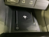 センターコンソールにはワイヤレス充電器を装備してます。Qi(チー)規格対応のスマートフォンなどを置くだけでワイヤレスで充電可能です。