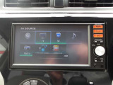 アラウンドビュー付き。上空から車両を見下ろしたような画像に加工された映像をディスプレイで確認しながら車庫入などができ大変便利です。