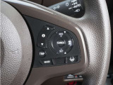 【アダプティブクルーズコントロール】ステアリングのスイッチを操作するとミリ波レーダーで先行車との距離を測定。設定を適切に保ちながら加速・減速、さらに停止まで自動に追従します。