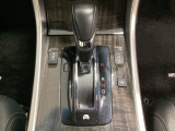 CVT車のセレクトレバーです。低速から高速まで、変速ショックのないスムーズな走りを実現するとともに、エンジン効率のよい領域を維持することで燃費にも貢献します。