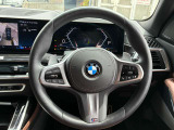 【ハンドル】ドライバーとBMW車の一体感がダイレクトに伝わるステアリングホイール。形状・太さへの拘りに加えて、操作性を高める為にスイッチ類も配置。クイックかつ安定のドライビングを体感下さい!