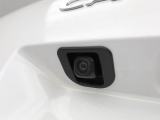 後退時に車両の後ろ側をモニター画面に表示します。車庫入れなどでバックする際に後方確認ができて便利です。車庫入れが苦手な人もこれで安心。