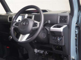 運転席周りになります。シンプルかつ運転席から相殺しやすい位置に各種スイッチがあります。