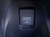 【POWEROUTLET】12V電源ソケットを設置しております。周辺機器の充電にご利用頂けます。
