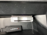 グローブBOX内のカードの取り出しもしやすい場所にETCがついています。高速道路の料金所の通過もラクラクです!。