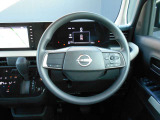 ステアリングハンドルです。オーディオコントロールスイッチが付いて運転中でも手元でオーディオの操作が出来て便利ですよ。