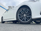 【純正オプション18インチスパッタリングアルミホイール】純正オプションホイールを装着。走行性能の向上に加え、外観もよりスタイリッシュになっています。
