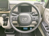 インテリアに合わせたデザインのステアリングは、運転される方のことも考え、運転しやすい形状、大きさです。是非一度、実際に触ってお確かめください。