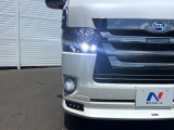 【LEDヘッドライト】悪天候や夜間走行時も良好な視界を確保し安心して運転できる高輝度LEDヘッドライトを装備!点灯速度が早く、消費電力も抑えられています。