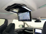 後部座席の天井には後部モニターを装備★後部座席に座りながらTVやDVDの視聴が出来るので長時間のドライブが楽しくなります♪