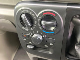 寒い冬も暑い夏も全席に快適な空調を届けてくれる、ダイヤル式エアコンを装備♪