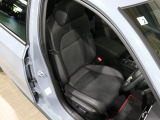 程よい硬さとホールド性が高いシートで長時間運転も快適です。