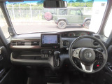 【インパネ周り】広々とした視界性の良い運転席です。ゆったりとした快適な乗り心地で運転できます。インテリアカラーはブラックを基調とし、漆黒に映えるクロームメッキの輝きが上質さを演出しました。