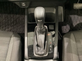 CVT車のセレクトレバーです。低速から高速まで、変速ショックのないスムーズな走りと、エンジン効率のよい領域を維持して燃費にも貢献します。