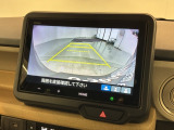リバースギアに入れるだけで後方の表示へ切り替わります。夜間や雨の日の駐車も楽になりますよ。