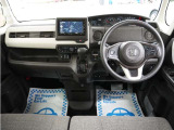 運転にかかわる様々な操作を安全に行えるように視点移動が少なく、操作性に配慮されたスイッチ類が凝縮されたコクピットです。