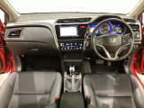 車内は光触媒抗菌消臭施工済です。インパネ周りはスタイリッシュなデザインです。グローブボックスやカップホルダーのほかにトレーなどたくさんの収納スペースが付いています。