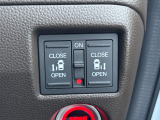両側電動スライドドアです。リモコンや運転席スイッチ、ドアハンドルの操作で自動開閉。お子さまを抱きかかえている時や荷物の多い時などに便利です。