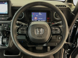 運転にかかわる様々な操作を安全に行えるように視点移動が少なく操作性に配慮されたスイッチ類が凝縮されたコクピットです。