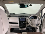 【前方視界】開放的な前方視界!運転がしやすく疲れにくいです♪窓が大きく、見通しがとっても良いおクルマですよ♪