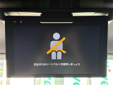 【後席モニター(フリップダウンモニター】後部座席からも、DVDや映画・ライブ映像など様々な動画が楽しめドライブが退屈しません!※機種によって接続できる映像が異なります。