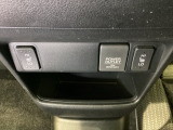 前席の左右別々のシートヒータースイッチが付いています。HiとLoの2段階で温度設定ができます。スイッチの間にはアクセサリーソケットがついています。