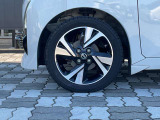 純正アルミホイール。タイヤサイズは165/55R15です。