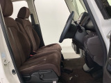 女性でも運転がしやすいように、シートの高さ調整機能(シートリフター)がついています。運転席と助手席の間が空いている為、助手席側への移動がスムーズです。交通量の多い道でも助手席側から乗り降りができます。