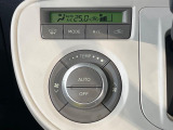 【オートエアコン】一度お好みの温度に設定すれば、車内の温度を検知し風量や温度を自動で調整。暑い&hellip;寒い&hellip;と何度もスイッチ操作をする必要はありません。快適な車内空間には必須の機能ですね♪