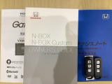 スマートキーは鍵をバッグに入れたままでもドアロックの開閉やエンジンのON・OFFができます。夜間や雨の日も鍵を探さなくて良いので便利です。