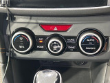 【オートエアコン】一度お好みの温度に設定すれば、車内の温度を検知し風量や温度を自動で調整。暑い&hellip;寒い&hellip;と何度もスイッチ操作をする必要はありません。快適な車内空間には必須の機能ですね♪