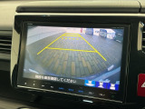 リバースギアに入れるだけで後方の表示へ切り替わります。夜間や雨の日の駐車も楽になりますよ。