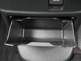 足元には便利なセンターロアボックスを設置。車内を整理しやすく、使い勝手の良さが魅力です。
